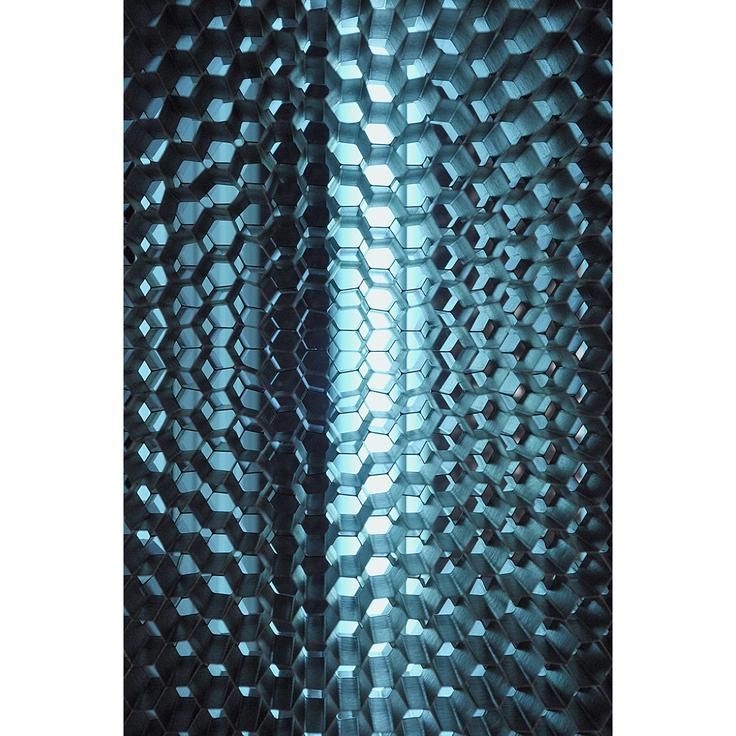 UV-FLOW has a stainless steel structure and is equipped with directional black honeycomb filter, which channel the flow of UV rays.